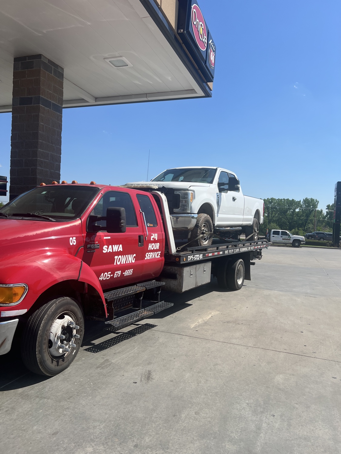Sawa Towing tow truck providing 24-hour towing service